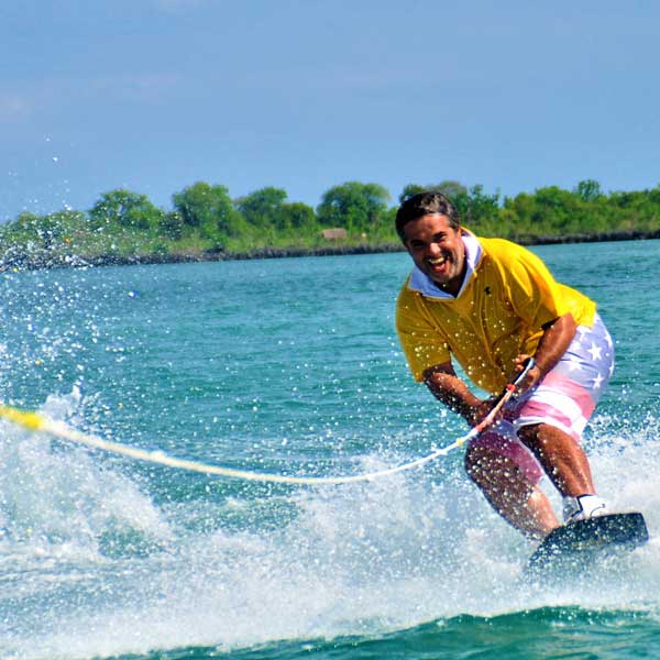 Wakeboarding attività acquatiche -